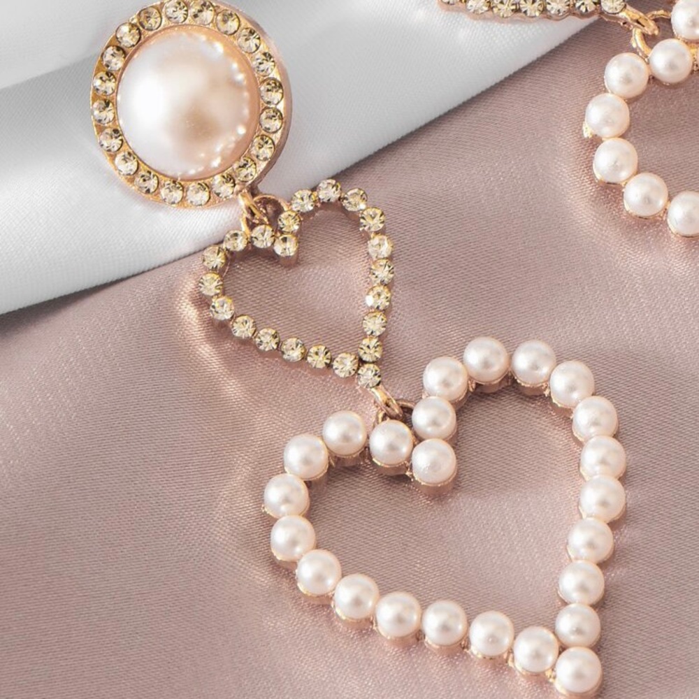 3/$30 💛 Faux Pearl Rhinestone Heart Earrings - Picture 3 of 3